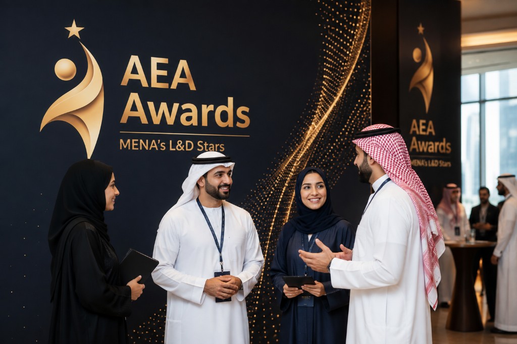 قادة التعلم والتطوير يتواصلون أمام خلفية جوائز AEA